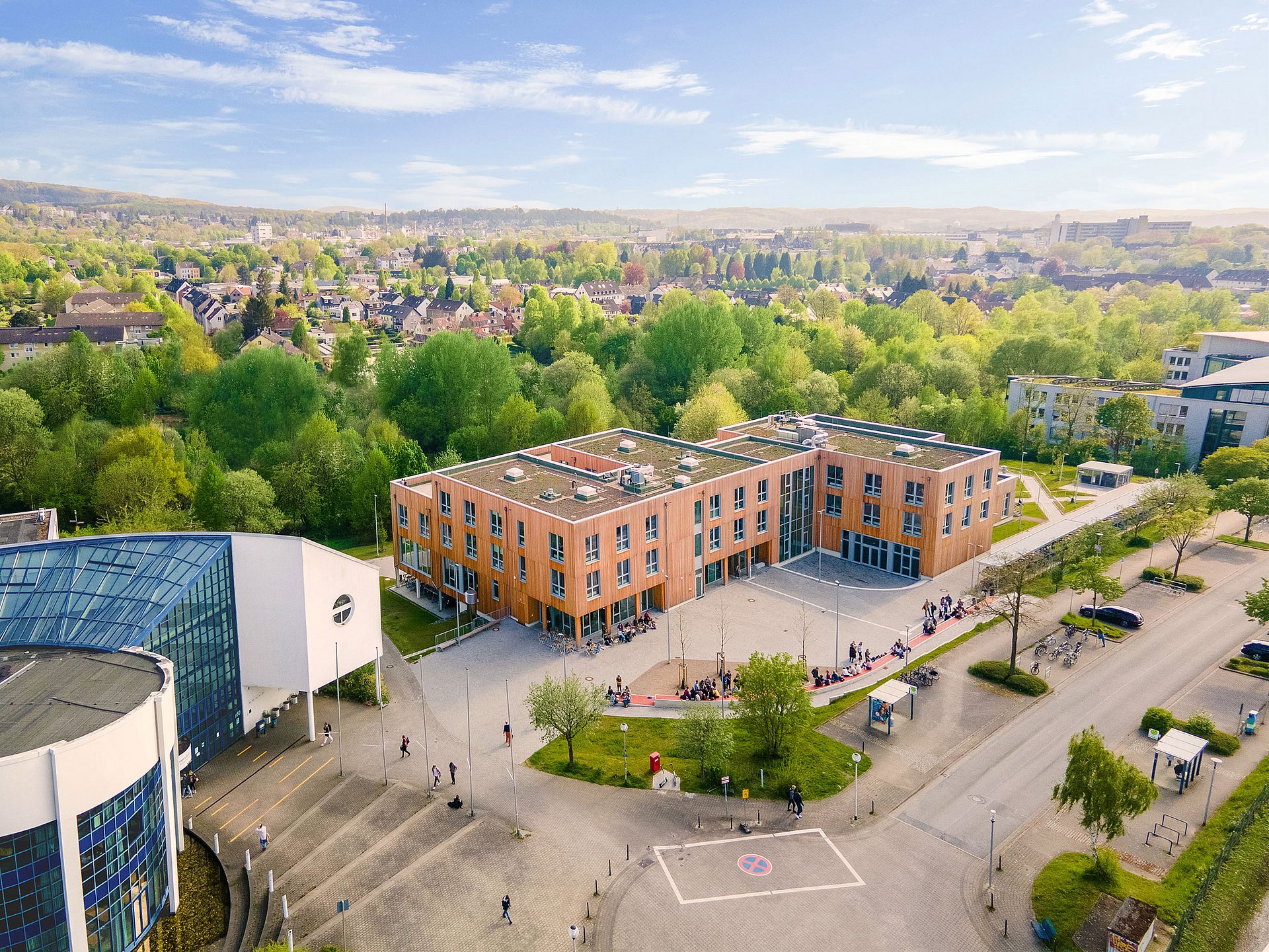 Kaum zu übersehen: Unser Holzbau im Zentrum des UW/H-Campus (Foto: UW/H | Johannes Buldmann) Drohnenaufnahme des Holzgebäudes der Universität Witten/Herdecke mitten im Grünen