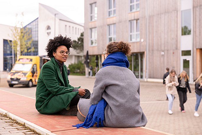 Studierende auf dem Campus der UW/H