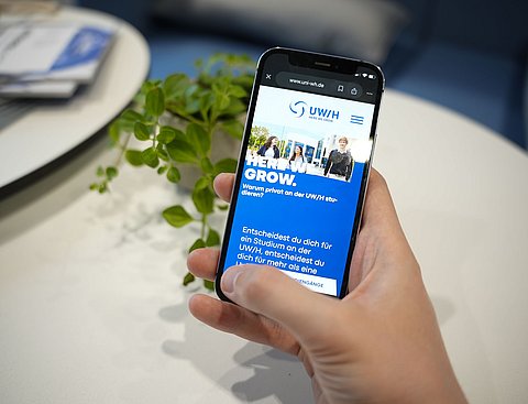 Mobile Ansicht (Handy) der UW/H-Website (Startseite)